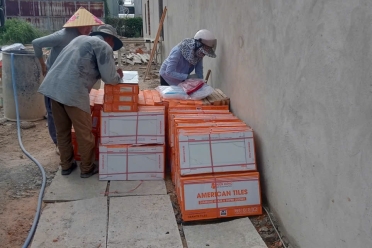 Phòng khách nhà phố chị Nhi với gạch vân đá