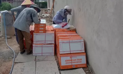 Phòng khách nhà phố chị Nhi với gạch vân đá