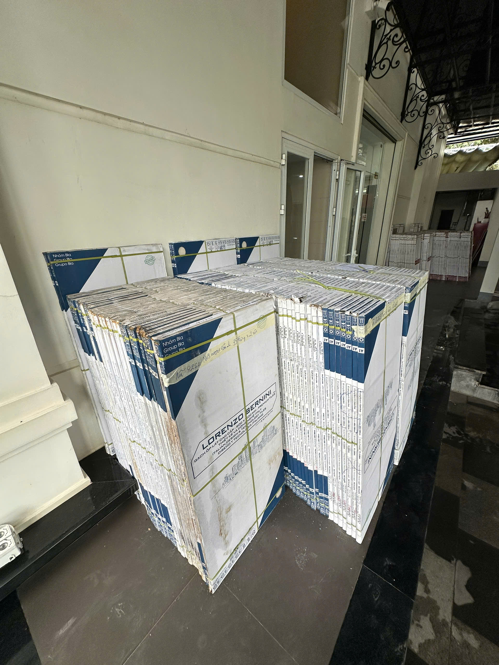 Gạch ốp lát khổ lớn